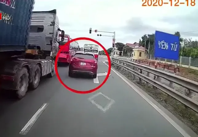 Ô tô con bị đâm xoay ngang đường khi đi vào điểm mù container - Ảnh 1. Ô tô con bị đâm xoay ngang đường khi đi vào điểm mù container - Ảnh 1.