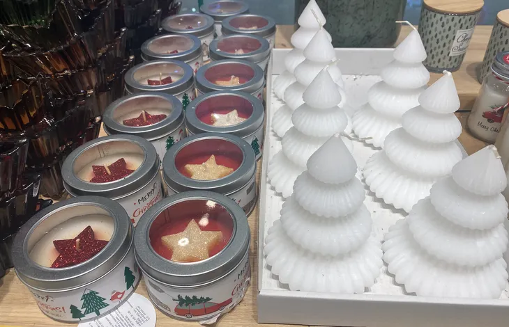 Nhiều món hàng trang trí đắt đỏ được săn đón ngày cận lễ Giáng sinh - Ảnh 4. Nhiều món hàng trang trí đắt đỏ được săn đón ngày cận lễ Giáng sinh - Ảnh 4.