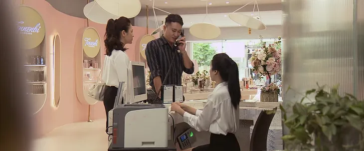 Trở về giữa yêu thương - Tập 6: Yến (Việt Hoa) đã hết tiền còn bị phạt trừ lương - Ảnh 1. Trở về giữa yêu thương - Tập 6: Yến (Việt Hoa) đã hết tiền còn bị phạt trừ lương - Ảnh 1.