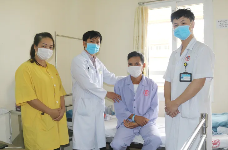 Ho khan, tức ngực suốt 6 tháng, vào viện phát hiện khối u trung thất - Ảnh 1. Ho khan, tức ngực suốt 6 tháng, vào viện phát hiện khối u trung thất - Ảnh 1.