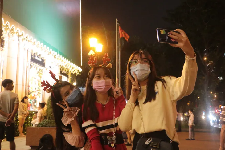 Người dân TP Hồ Chí Minh lên đồ đón Giáng sinh trong tiết trời se lạnh - Ảnh 3. Người dân TP Hồ Chí Minh lên đồ đón Giáng sinh trong tiết trời se lạnh - Ảnh 3.