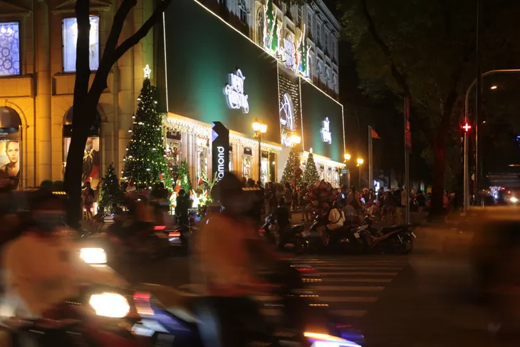 Người dân TP Hồ Chí Minh lên đồ đón Giáng sinh trong tiết trời se lạnh - Ảnh 4. Người dân TP Hồ Chí Minh lên đồ đón Giáng sinh trong tiết trời se lạnh - Ảnh 4.