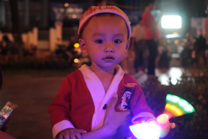 Người dân TP Hồ Chí Minh lên đồ đón Giáng sinh trong tiết trời se lạnh - Ảnh 6. Người dân TP Hồ Chí Minh lên đồ đón Giáng sinh trong tiết trời se lạnh - Ảnh 6.