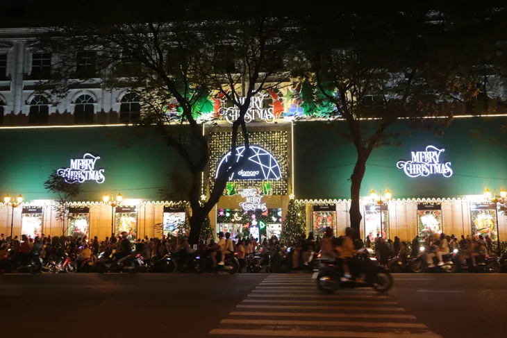 Người dân TP Hồ Chí Minh lên đồ đón Giáng sinh trong tiết trời se lạnh - Ảnh 8. Người dân TP Hồ Chí Minh lên đồ đón Giáng sinh trong tiết trời se lạnh - Ảnh 8.