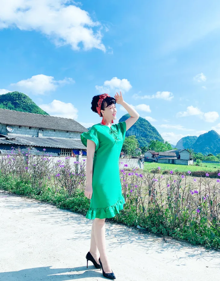 Hết hồn với tạo hình sến súa điệu đà của Vân Dung trong Hướng dương ngược nắng - Ảnh 1. Hết hồn với tạo hình sến súa điệu đà của Vân Dung trong Hướng dương ngược nắng - Ảnh 1.