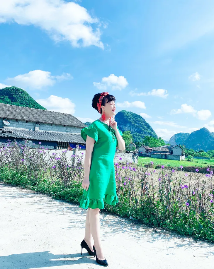 Hết hồn với tạo hình sến súa điệu đà của Vân Dung trong Hướng dương ngược nắng - Ảnh 2. Hết hồn với tạo hình sến súa điệu đà của Vân Dung trong Hướng dương ngược nắng - Ảnh 2.