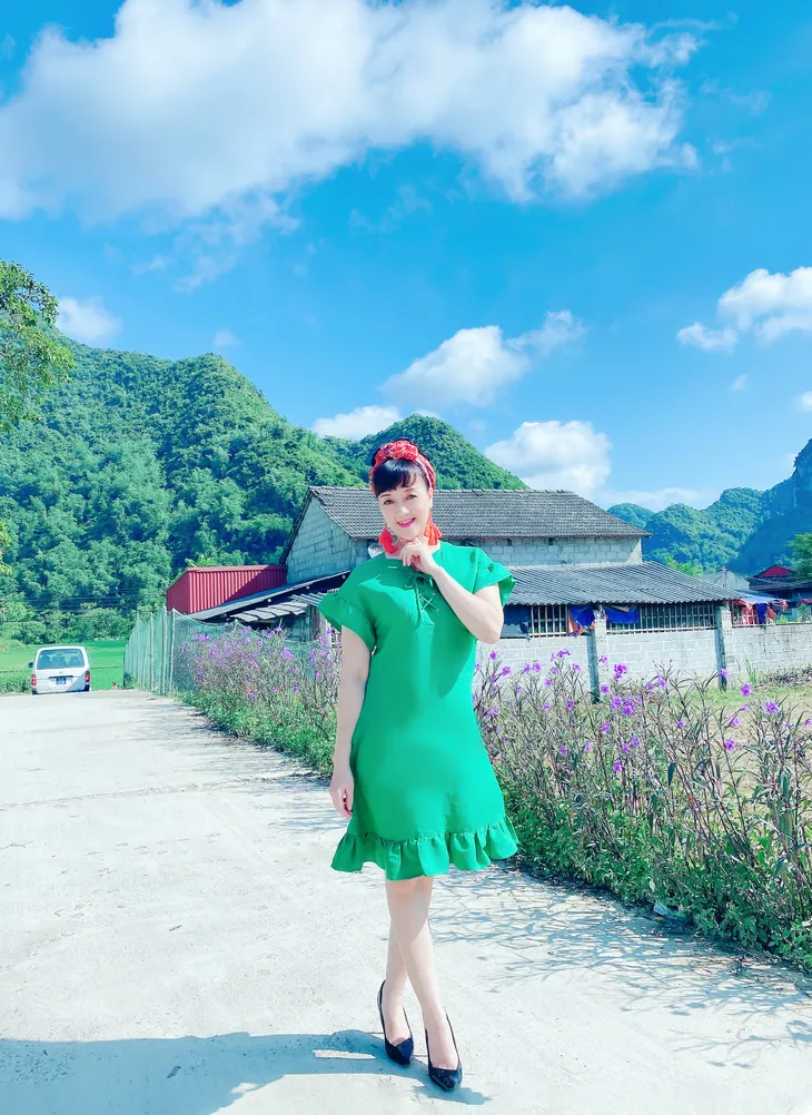 Hết hồn với tạo hình sến súa điệu đà của Vân Dung trong Hướng dương ngược nắng - Ảnh 3. Hết hồn với tạo hình sến súa điệu đà của Vân Dung trong Hướng dương ngược nắng - Ảnh 3.