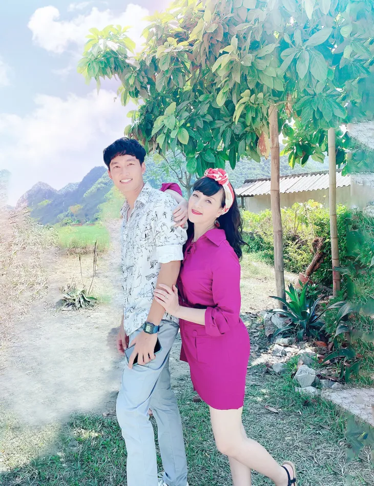 Hết hồn với tạo hình sến súa điệu đà của Vân Dung trong Hướng dương ngược nắng - Ảnh 5. Hết hồn với tạo hình sến súa điệu đà của Vân Dung trong Hướng dương ngược nắng - Ảnh 5.