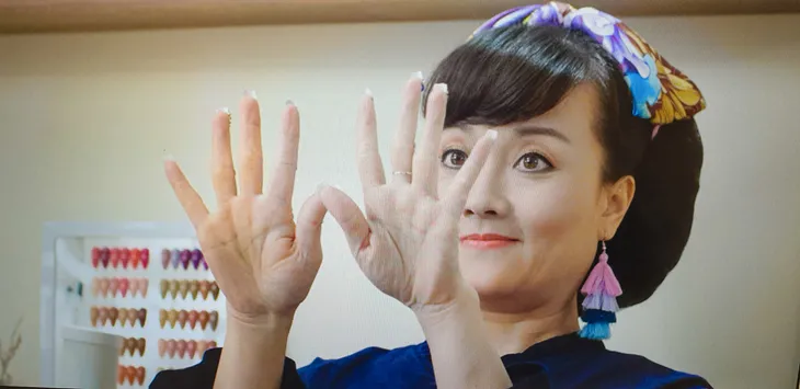 Hết hồn với tạo hình sến súa điệu đà của Vân Dung trong Hướng dương ngược nắng - Ảnh 12. Hết hồn với tạo hình sến súa điệu đà của Vân Dung trong Hướng dương ngược nắng - Ảnh 12.