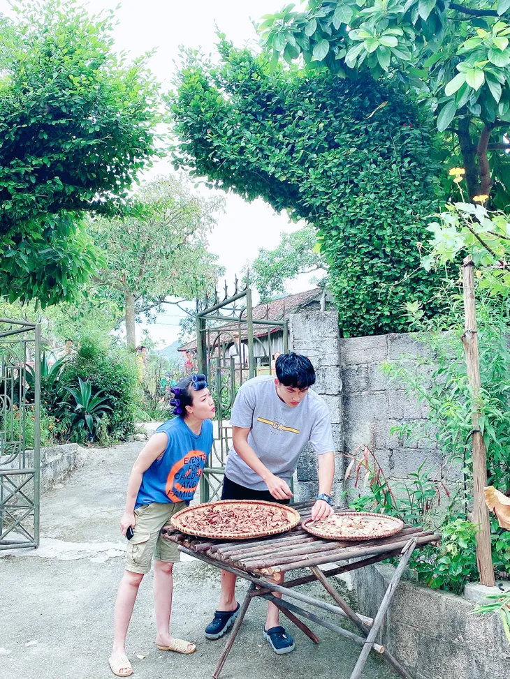 Hết hồn với tạo hình sến súa điệu đà của Vân Dung trong Hướng dương ngược nắng - Ảnh 17. Hết hồn với tạo hình sến súa điệu đà của Vân Dung trong Hướng dương ngược nắng - Ảnh 17.