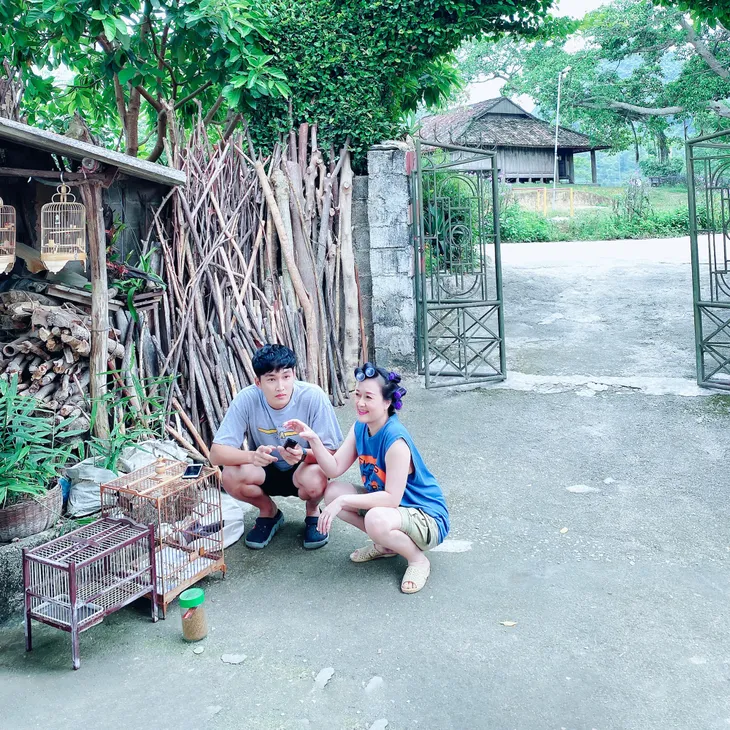 Hết hồn với tạo hình sến súa điệu đà của Vân Dung trong Hướng dương ngược nắng - Ảnh 18. Hết hồn với tạo hình sến súa điệu đà của Vân Dung trong Hướng dương ngược nắng - Ảnh 18.