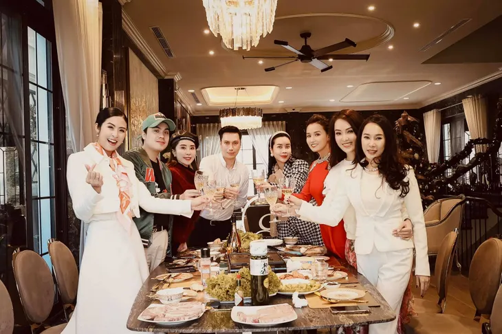 Lã Thanh Huyền mời bạn đến biệt thự, gia đình Hồng Đăng chụp với cây thông khổng lồ dịp Giáng sinh - Ảnh 6. Lã Thanh Huyền mời bạn đến biệt thự, gia đình Hồng Đăng chụp với cây thông khổng lồ dịp Giáng sinh - Ảnh 6.