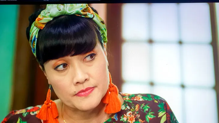 Hết hồn với tạo hình sến súa điệu đà của Vân Dung trong Hướng dương ngược nắng - Ảnh 21. Hết hồn với tạo hình sến súa điệu đà của Vân Dung trong Hướng dương ngược nắng - Ảnh 21.