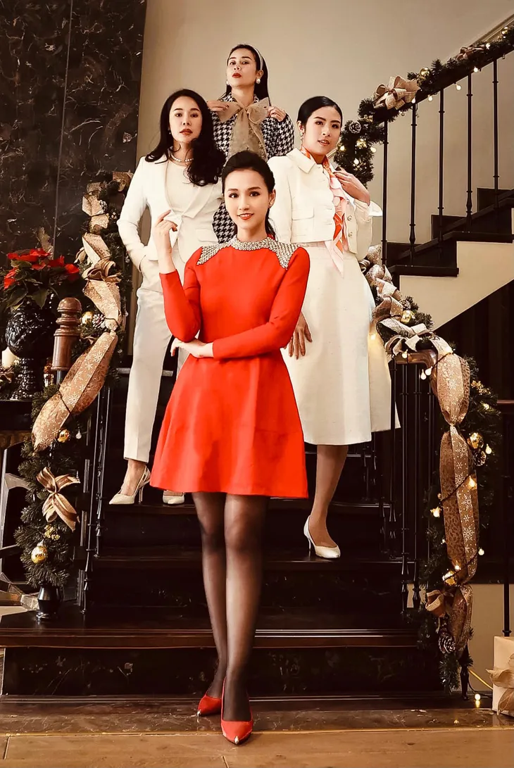 Lã Thanh Huyền mời bạn đến biệt thự, gia đình Hồng Đăng chụp với cây thông khổng lồ dịp Giáng sinh - Ảnh 11. Lã Thanh Huyền mời bạn đến biệt thự, gia đình Hồng Đăng chụp với cây thông khổng lồ dịp Giáng sinh - Ảnh 11.