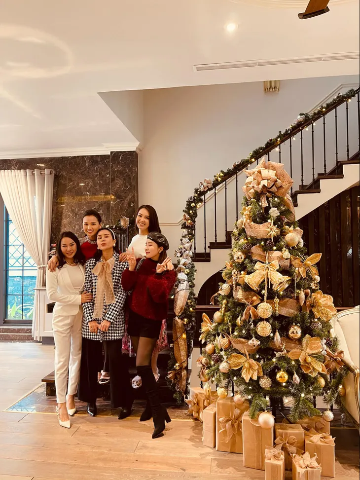 Lã Thanh Huyền mời bạn đến biệt thự, gia đình Hồng Đăng chụp với cây thông khổng lồ dịp Giáng sinh - Ảnh 10. Lã Thanh Huyền mời bạn đến biệt thự, gia đình Hồng Đăng chụp với cây thông khổng lồ dịp Giáng sinh - Ảnh 10.