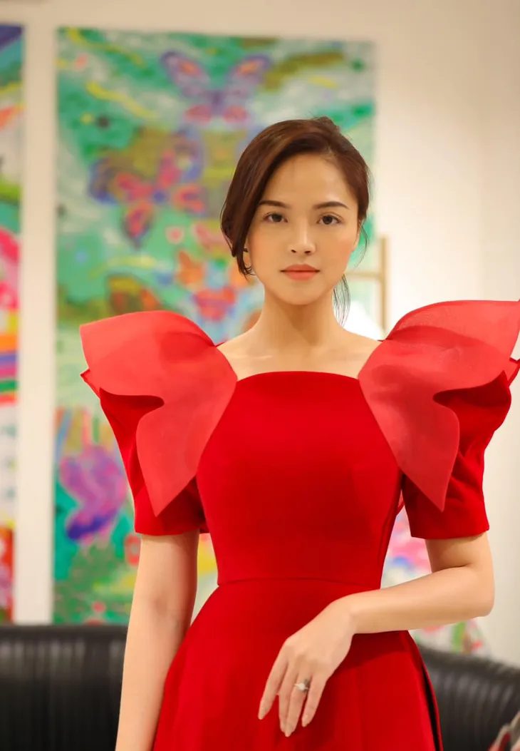 Lã Thanh Huyền mời bạn đến biệt thự, gia đình Hồng Đăng chụp với cây thông khổng lồ dịp Giáng sinh - Ảnh 12. Lã Thanh Huyền mời bạn đến biệt thự, gia đình Hồng Đăng chụp với cây thông khổng lồ dịp Giáng sinh - Ảnh 12.