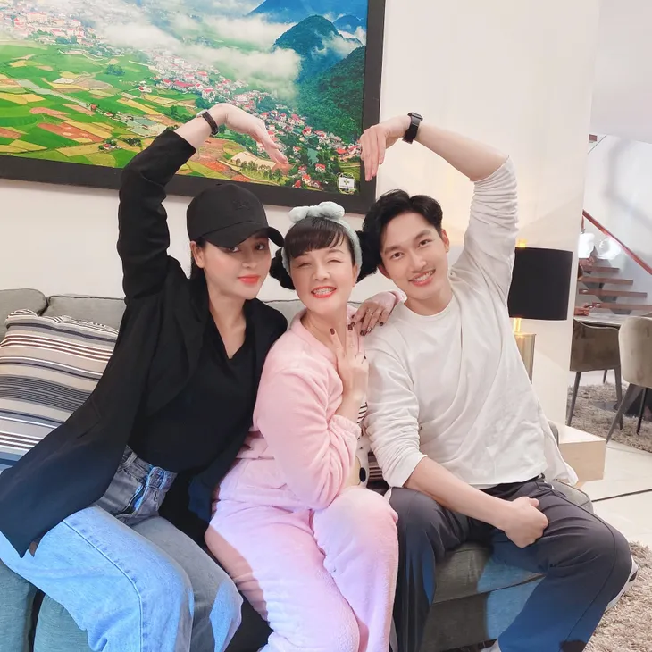 Hết hồn với tạo hình sến súa điệu đà của Vân Dung trong Hướng dương ngược nắng - Ảnh 25. Hết hồn với tạo hình sến súa điệu đà của Vân Dung trong Hướng dương ngược nắng - Ảnh 25.