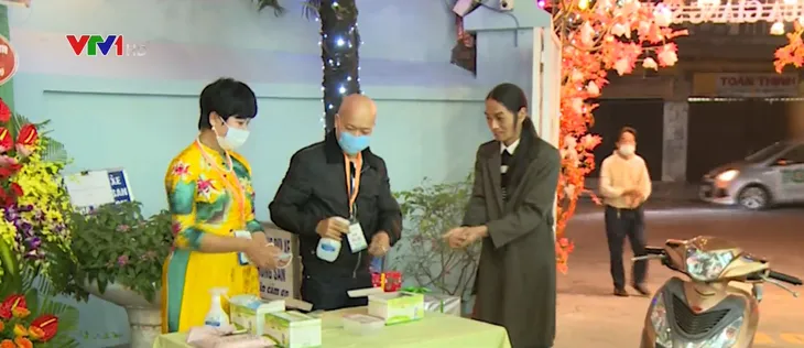 Nhà thờ dịp Giáng sinh: Bên trong nghiêm túc, bên ngoài thờ ơ đeo khẩu trang - Ảnh 1. Nhà thờ dịp Giáng sinh: Bên trong nghiêm túc, bên ngoài thờ ơ đeo khẩu trang - Ảnh 1.