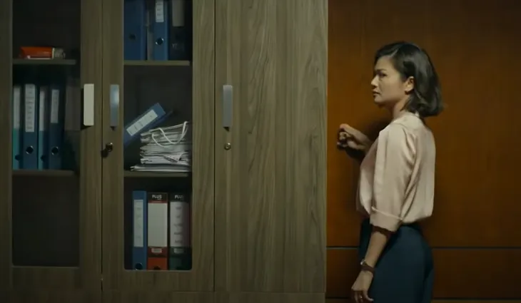 Hồ sơ cá sấu - Tập 12: Nguyệt phát hiện ra trong phòng làm việc của Khánh ma có cửa bí mật? - Ảnh 3. Hồ sơ cá sấu - Tập 12: Nguyệt phát hiện ra trong phòng làm việc của Khánh ma có cửa bí mật? - Ảnh 3.