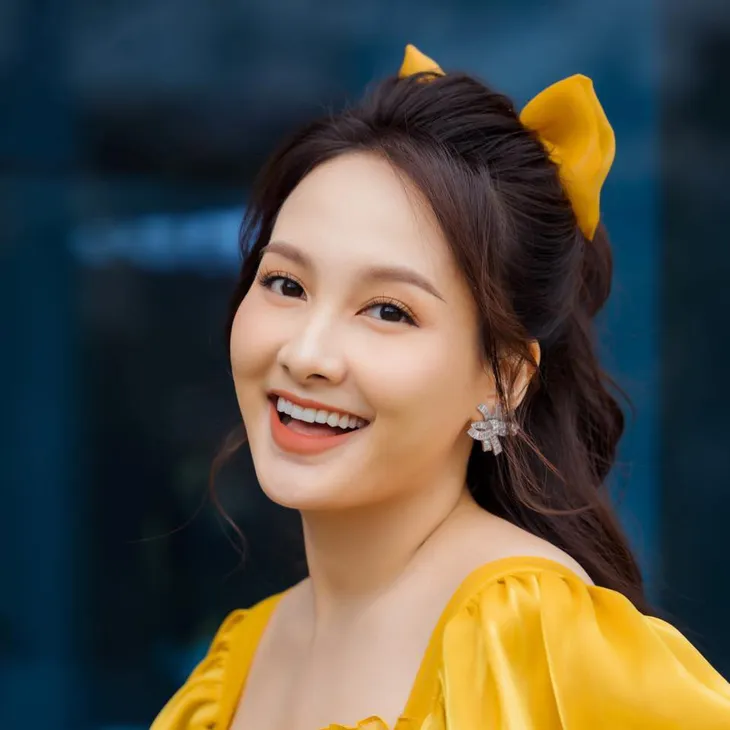 Chuộng mốt này, bà bầu Bảo Thanh và mẹ bỉm sữa Nhã Phương xinh đẹp bội phần - Ảnh 1. Chuộng mốt này, bà bầu Bảo Thanh và mẹ bỉm sữa Nhã Phương xinh đẹp bội phần - Ảnh 1.