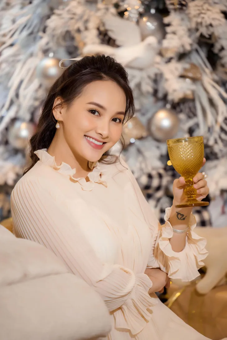 Chuộng mốt này, bà bầu Bảo Thanh và mẹ bỉm sữa Nhã Phương xinh đẹp bội phần - Ảnh 6. Chuộng mốt này, bà bầu Bảo Thanh và mẹ bỉm sữa Nhã Phương xinh đẹp bội phần - Ảnh 6.