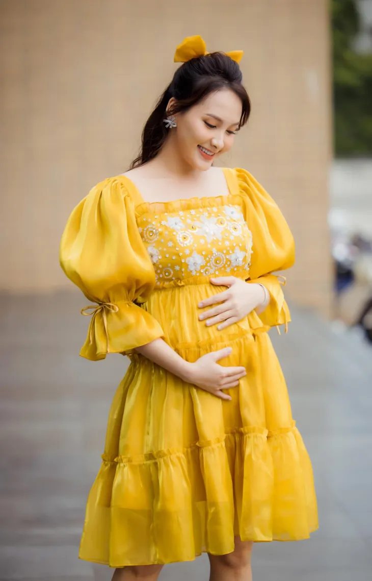 Chuộng mốt này, bà bầu Bảo Thanh và mẹ bỉm sữa Nhã Phương xinh đẹp bội phần - Ảnh 2. Chuộng mốt này, bà bầu Bảo Thanh và mẹ bỉm sữa Nhã Phương xinh đẹp bội phần - Ảnh 2.