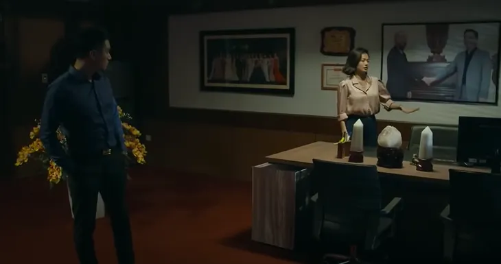 Hồ sơ cá sấu - Tập 12: Nguyệt phát hiện ra trong phòng làm việc của Khánh ma có cửa bí mật? - Ảnh 2. Hồ sơ cá sấu - Tập 12: Nguyệt phát hiện ra trong phòng làm việc của Khánh ma có cửa bí mật? - Ảnh 2.
