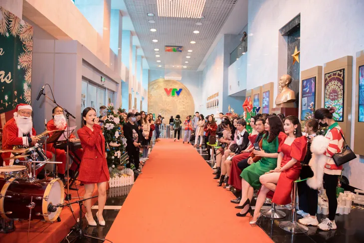 VTV Christmas go Green - Lung linh sắc màu Giáng sinh tại Đài Truyền hình Việt Nam - Ảnh 4. VTV Christmas go Green - Lung linh sắc màu Giáng sinh tại Đài Truyền hình Việt Nam - Ảnh 4.