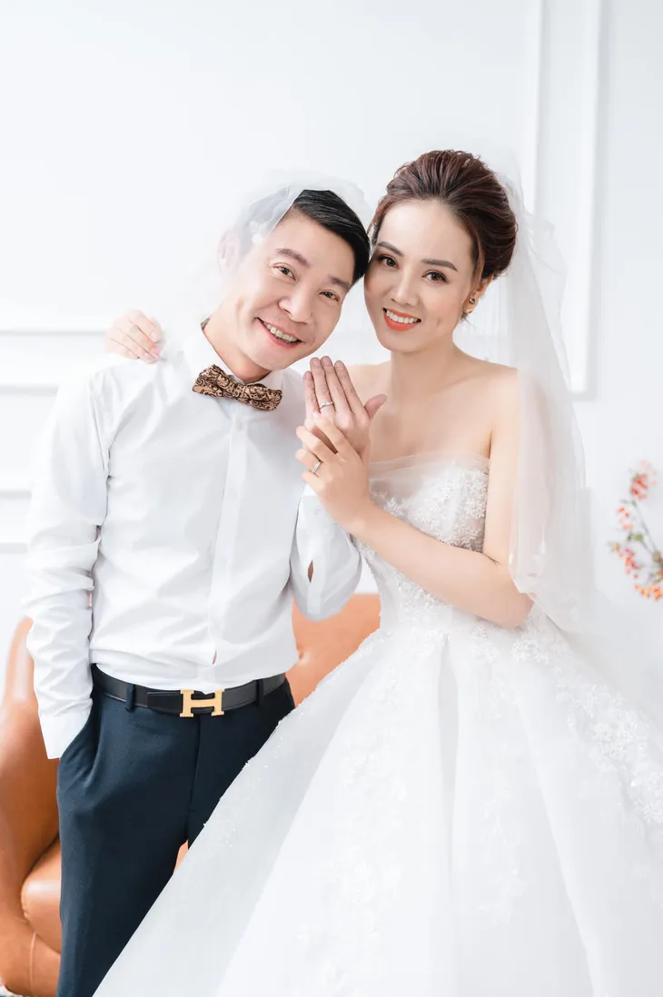 Cô Đẩu Công Lý cưới vợ lần 3, vợ cũ và bạn thân xốn xang - Ảnh 1. Cô Đẩu Công Lý cưới vợ lần 3, vợ cũ và bạn thân xốn xang - Ảnh 1.