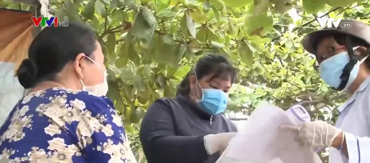 Tổ giám sát chống dịch COVID-19 cộng đồng: Miệt mài, thầm lặng góp phần đẩy lùi dịch bệnh - Ảnh 1. Tổ giám sát chống dịch COVID-19 cộng đồng: Miệt mài, thầm lặng góp phần đẩy lùi dịch bệnh - Ảnh 1.