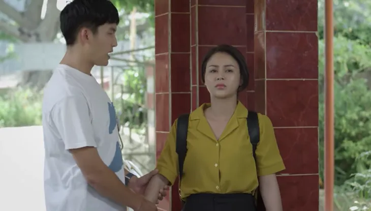 Hướng dương ngược nắng - Tập 7: Minh (Thu Trang) đau đớn, chấp nhận chịu nhục dẫn em trai đến thắp hương cho bố - Ảnh 1. Hướng dương ngược nắng - Tập 7: Minh (Thu Trang) đau đớn, chấp nhận chịu nhục dẫn em trai đến thắp hương cho bố - Ảnh 1.