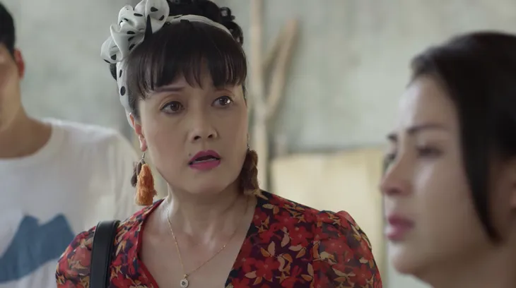 Hướng dương ngược nắng - Tập 7: Minh (Thu Trang) đau đớn, chấp nhận chịu nhục dẫn em trai đến thắp hương cho bố - Ảnh 3. Hướng dương ngược nắng - Tập 7: Minh (Thu Trang) đau đớn, chấp nhận chịu nhục dẫn em trai đến thắp hương cho bố - Ảnh 3.
