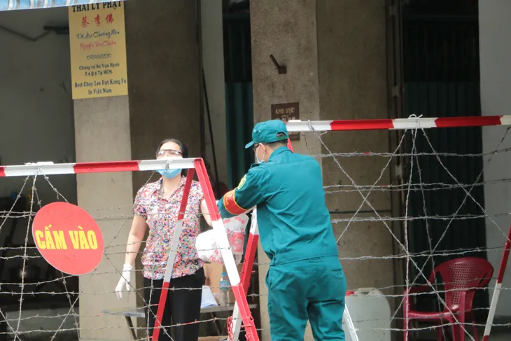 Cận cảnh khu vực phong tỏa chung cư có ca nghi nhiễm COVID-19 - Ảnh 7. Cận cảnh khu vực phong tỏa chung cư có ca nghi nhiễm COVID-19 - Ảnh 7.