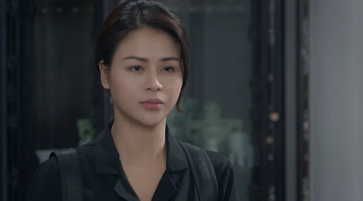 Hướng dương ngược nắng - Tập 7: Minh (Thu Trang) đau đớn, chấp nhận chịu nhục dẫn em trai đến thắp hương cho bố - Ảnh 11. Hướng dương ngược nắng - Tập 7: Minh (Thu Trang) đau đớn, chấp nhận chịu nhục dẫn em trai đến thắp hương cho bố - Ảnh 11.