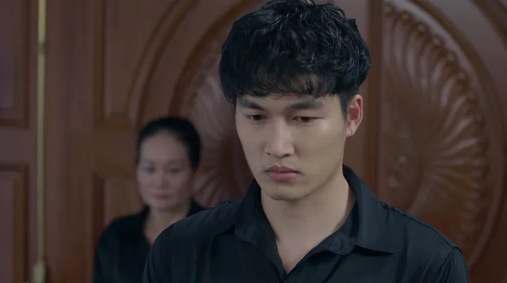 Hướng dương ngược nắng - Tập 7: Minh (Thu Trang) đau đớn, chấp nhận chịu nhục dẫn em trai đến thắp hương cho bố - Ảnh 8. Hướng dương ngược nắng - Tập 7: Minh (Thu Trang) đau đớn, chấp nhận chịu nhục dẫn em trai đến thắp hương cho bố - Ảnh 8.