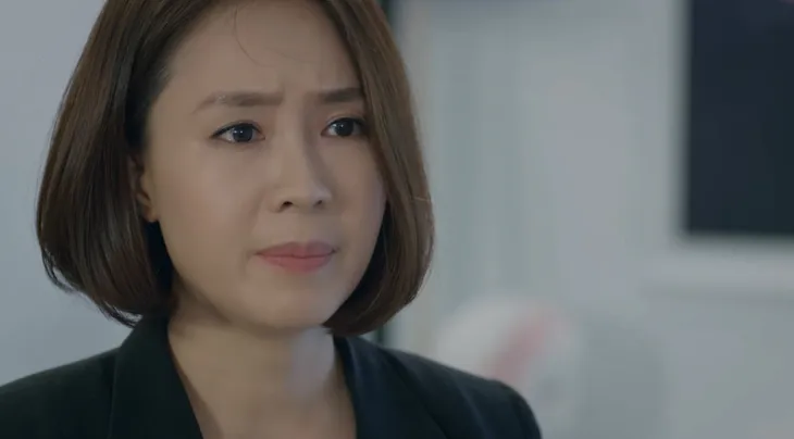 Hướng dương ngược nắng - Tập 7: Minh (Thu Trang) đau đớn, chấp nhận chịu nhục dẫn em trai đến thắp hương cho bố - Ảnh 7. Hướng dương ngược nắng - Tập 7: Minh (Thu Trang) đau đớn, chấp nhận chịu nhục dẫn em trai đến thắp hương cho bố - Ảnh 7.
