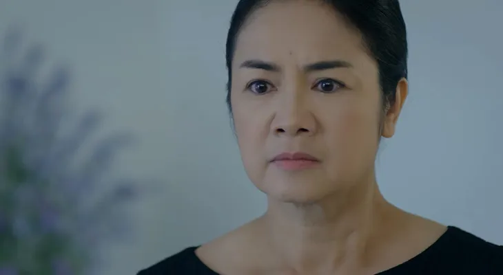 Hướng dương ngược nắng - Tập 7: Minh (Thu Trang) đau đớn, chấp nhận chịu nhục dẫn em trai đến thắp hương cho bố - Ảnh 6. Hướng dương ngược nắng - Tập 7: Minh (Thu Trang) đau đớn, chấp nhận chịu nhục dẫn em trai đến thắp hương cho bố - Ảnh 6.