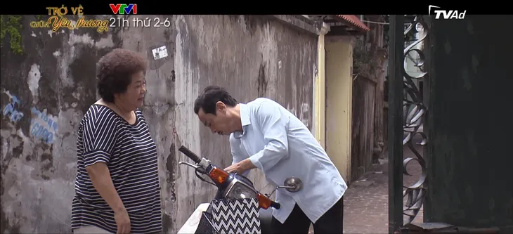Trở về giữa yêu thương - Tập 9: Gái trẻ gửi quà cho Toàn, bà Vui hàng xóm lại nghĩ ông Phương có bồ - Ảnh 2. Trở về giữa yêu thương - Tập 9: Gái trẻ gửi quà cho Toàn, bà Vui hàng xóm lại nghĩ ông Phương có bồ - Ảnh 2.