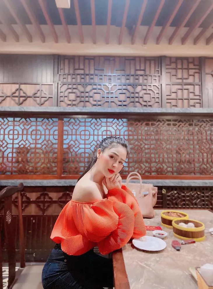 Ngắm gu thời trang bánh bèo ngoài đời của nữ chính Hướng dương ngược nắng - Ảnh 4. Ngắm gu thời trang bánh bèo ngoài đời của nữ chính Hướng dương ngược nắng - Ảnh 4.