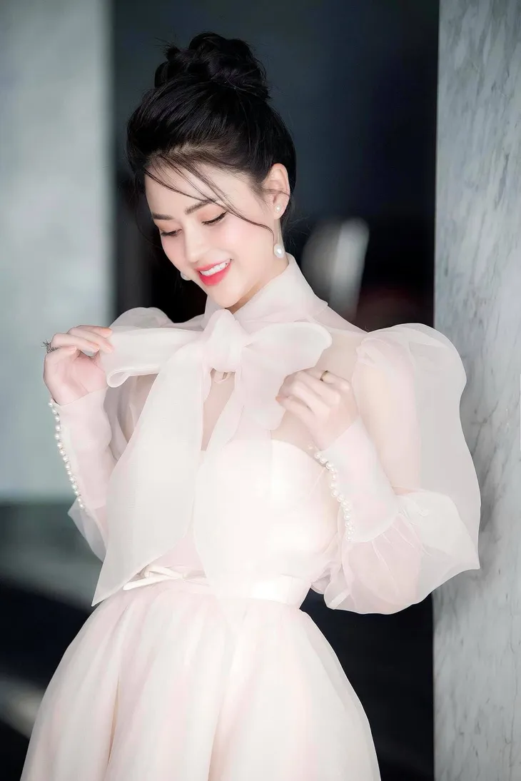 Ngắm gu thời trang bánh bèo ngoài đời của nữ chính Hướng dương ngược nắng - Ảnh 12. Ngắm gu thời trang bánh bèo ngoài đời của nữ chính Hướng dương ngược nắng - Ảnh 12.