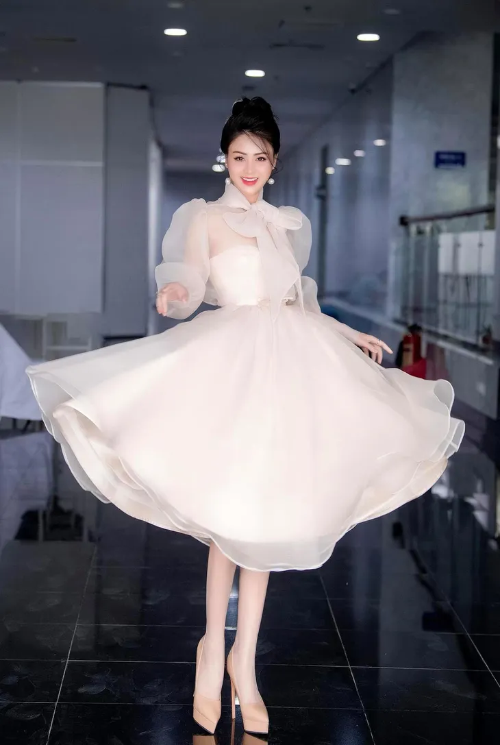 Ngắm gu thời trang bánh bèo ngoài đời của nữ chính Hướng dương ngược nắng - Ảnh 11. Ngắm gu thời trang bánh bèo ngoài đời của nữ chính Hướng dương ngược nắng - Ảnh 11.