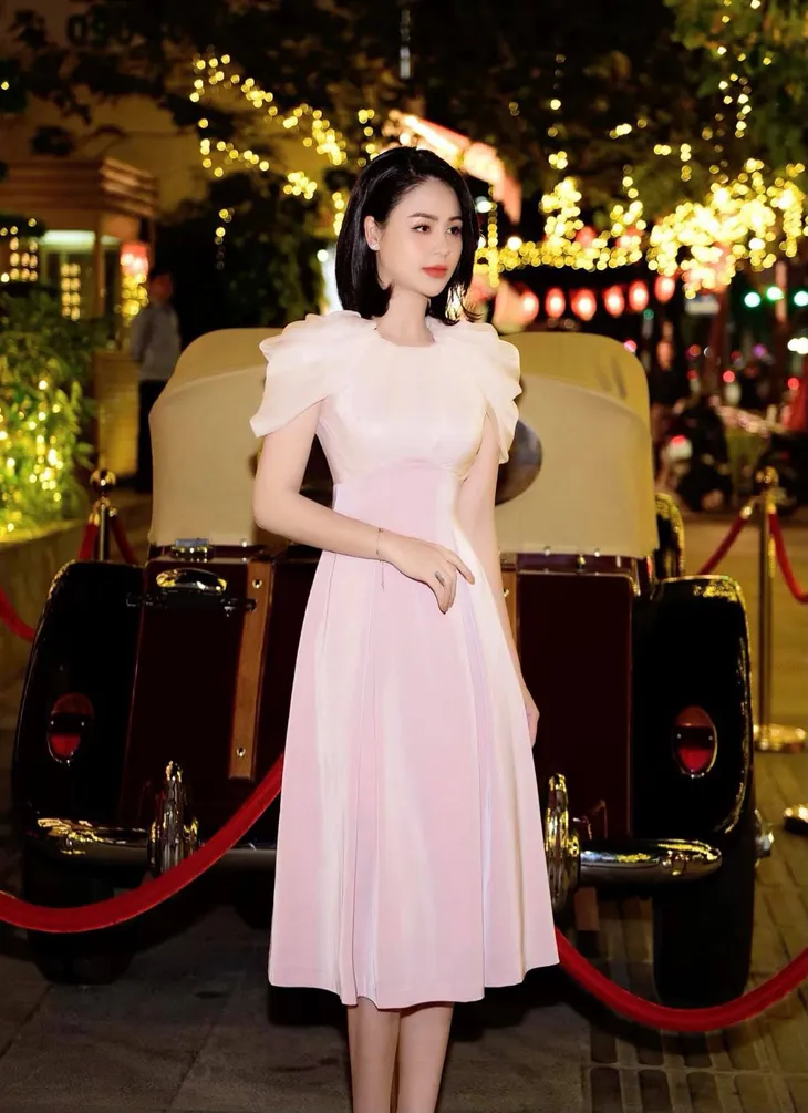 Ngắm gu thời trang bánh bèo ngoài đời của nữ chính Hướng dương ngược nắng - Ảnh 3. Ngắm gu thời trang bánh bèo ngoài đời của nữ chính Hướng dương ngược nắng - Ảnh 3.
