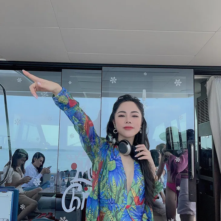 Đăng ảnh gợi cảm của bạn gái hơn tuổi, Huỳnh Anh phẫn nộ vì những lời chê bai - Ảnh 10. Đăng ảnh gợi cảm của bạn gái hơn tuổi, Huỳnh Anh phẫn nộ vì những lời chê bai - Ảnh 10.