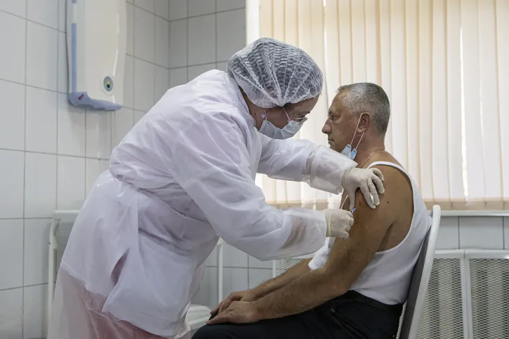 Hơn 100.000 người thuộc nhóm có nguy cơ được tiêm vaccine COVID-19 tại Nga - Ảnh 1. Hơn 100.000 người thuộc nhóm có nguy cơ được tiêm vaccine COVID-19 tại Nga - Ảnh 1.
