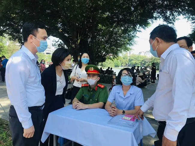 Hà Nội xử lý 519 trường hợp không đeo khẩu trang, thu hơn 100 triệu đồng - Ảnh 1. Hà Nội xử lý 519 trường hợp không đeo khẩu trang, thu hơn 100 triệu đồng - Ảnh 1.