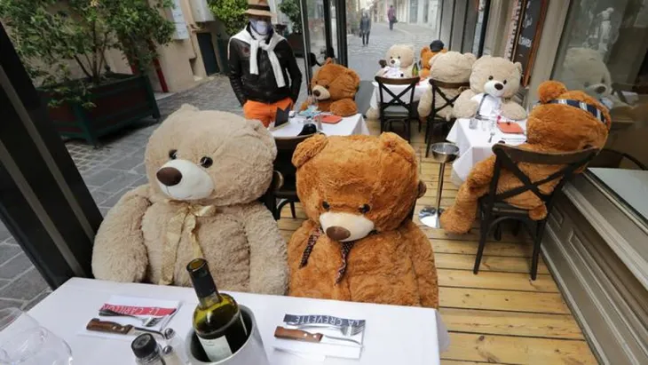 Ế ẩm vì COVID-19, nhà hàng ở Pháp thay thực khách bằng gấu Teddy - Ảnh 1. Ế ẩm vì COVID-19, nhà hàng ở Pháp thay thực khách bằng gấu Teddy - Ảnh 1.