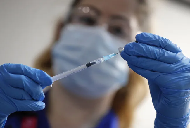 Nếu muốn đi du lịch vào năm 2021, có thể phải có hộ chiếu vaccine - Ảnh 1. Nếu muốn đi du lịch vào năm 2021, có thể phải có hộ chiếu vaccine - Ảnh 1.