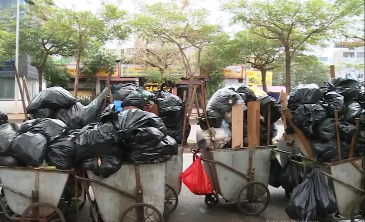 Vụ ùn ứ rác ở Hà Nội: Lao động đình công vì bị nợ lương và BHXH - Ảnh 3. Vụ ùn ứ rác ở Hà Nội: Lao động đình công vì bị nợ lương và BHXH - Ảnh 3.