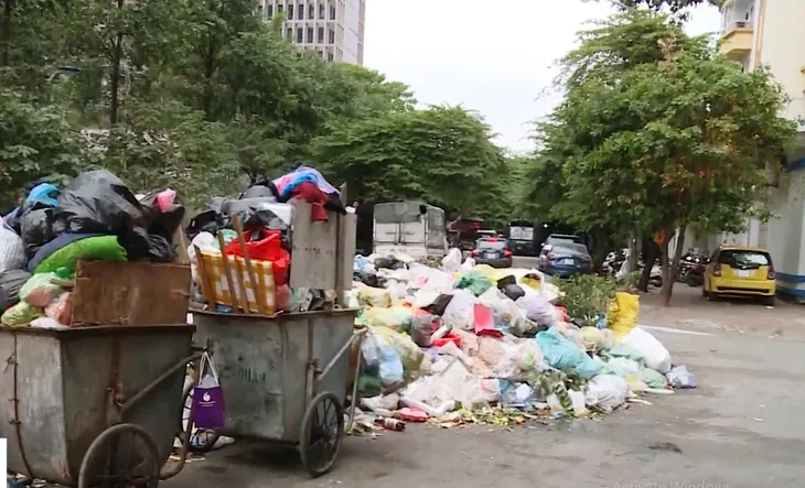 Vụ ùn ứ rác ở Hà Nội: Lao động đình công vì bị nợ lương và BHXH - Ảnh 2. Vụ ùn ứ rác ở Hà Nội: Lao động đình công vì bị nợ lương và BHXH - Ảnh 2.