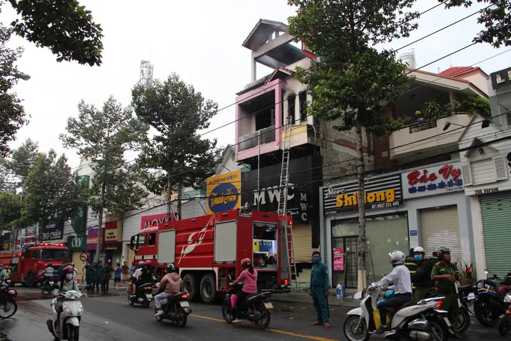 Cháy tòa nhà 3 tầng bán giày da ở phố thời trang nhộn nhịp nhất Bình Dương - Ảnh 2. Cháy tòa nhà 3 tầng bán giày da ở phố thời trang nhộn nhịp nhất Bình Dương - Ảnh 2.